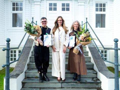 Hildur Björnsdóttir borgarstjóri og verðlaunahafarnir Blær Jónsdóttir og Eva Rún Þorgeirsdóttir.