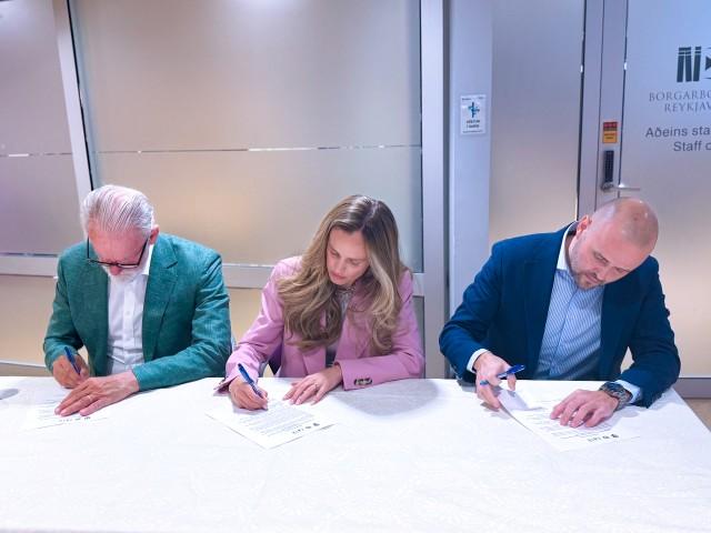 Signing the homework help agreement for primary school children and parents in Reykjavík