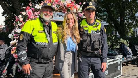The mayor with police representatives at Austurvöllur today.