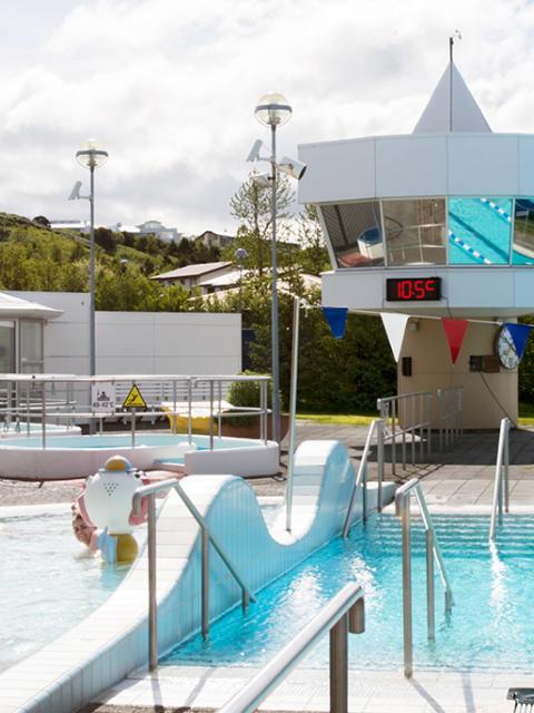 Outdoor facilities at Grafarvogslaug